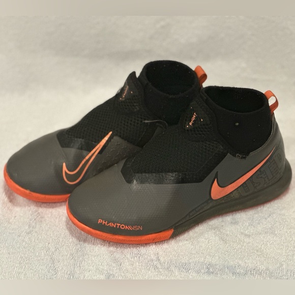 Boys Sz 2Y Nike Phantom Indoor Soccer Shoes - Picture 2 of 3